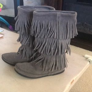 Like new, Minnetonka fringe boots!